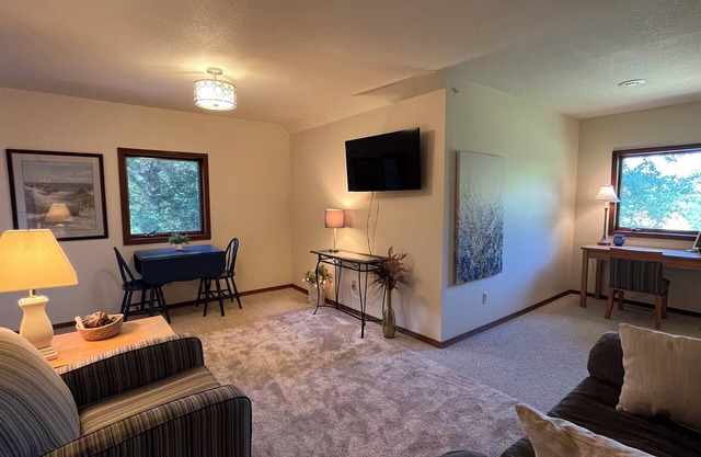Quiet Apartment in Beautiful Setting