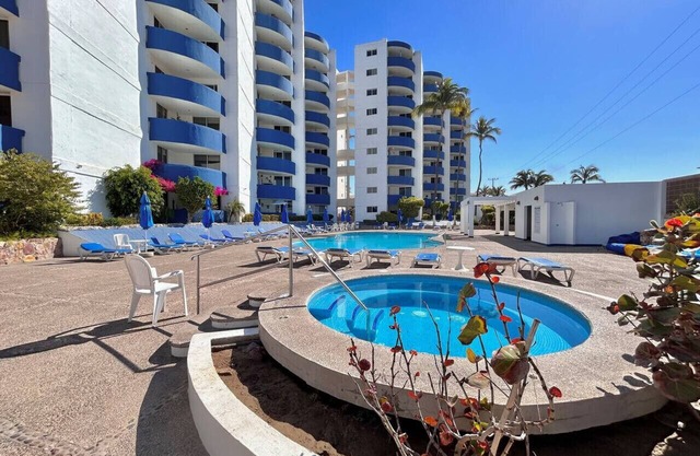 Quiet apartment with pool right on the beach By GPS