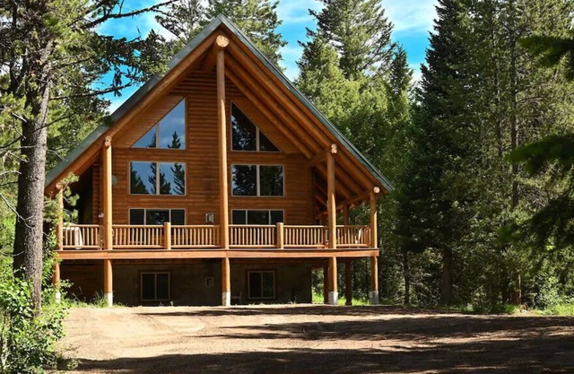 Quiet Cabin in the Woods, Near Yellowstone, Sleeps 12.