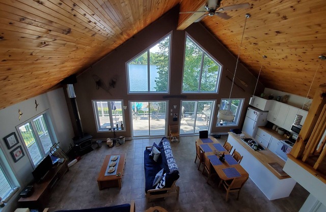 Quiet chalet on a beautiful lake. Available all 4 seasons.