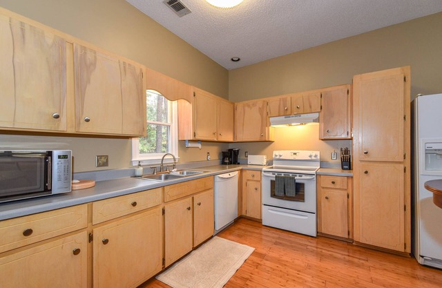 Quiet Coastal Home in Ft McAllister + Pet Friendly