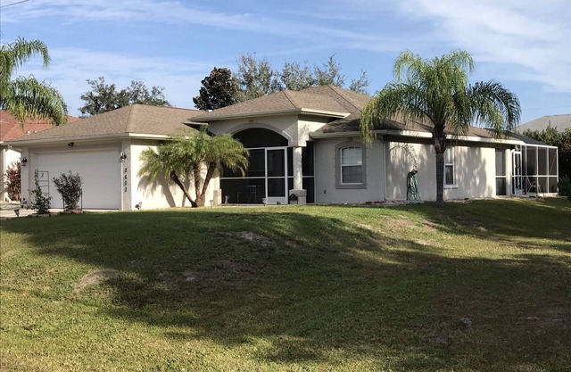 Quiet, Cozy, Bungalow with a Pool. Near Venice Beach and Warm Mineral Springs