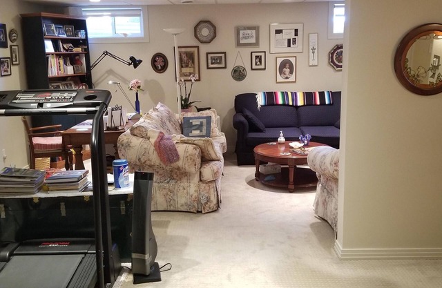 Quiet crescent, cozy suite, easy road/bus access, TV, cable, Internet