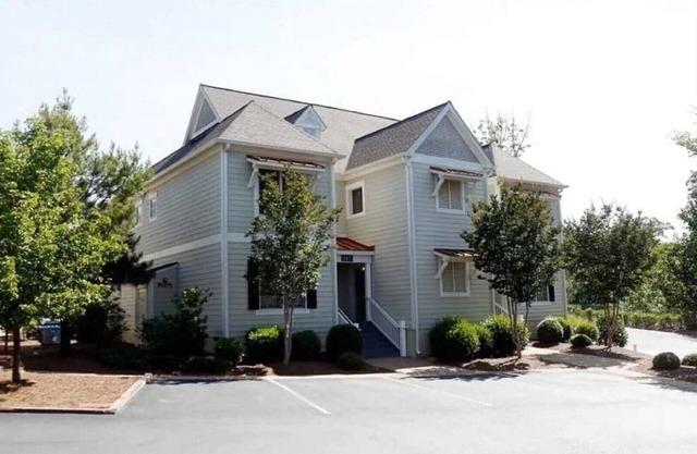 Quiet end home. Walk to Water Country, minutes to Busch Gardens, Pools & golf.