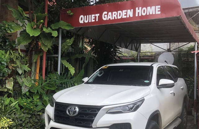 Quiet Garden Home, pet friendly. Place where people, birds, and plants bonds.