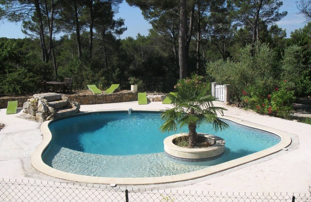 Quiet ground floor, garden and private pool close to tourist activities