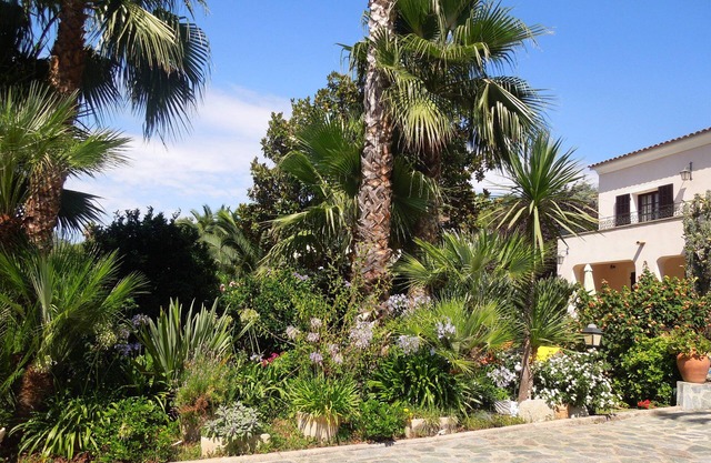 Quiet, independent F2 ground floor villa between sea and mountains.