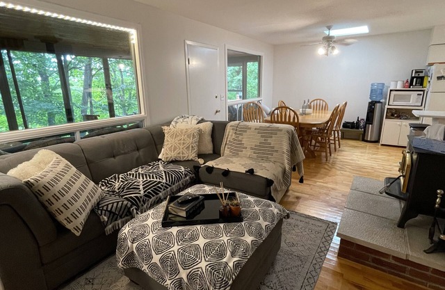 Quiet Lakefront Cottage W/4 Bedrooms