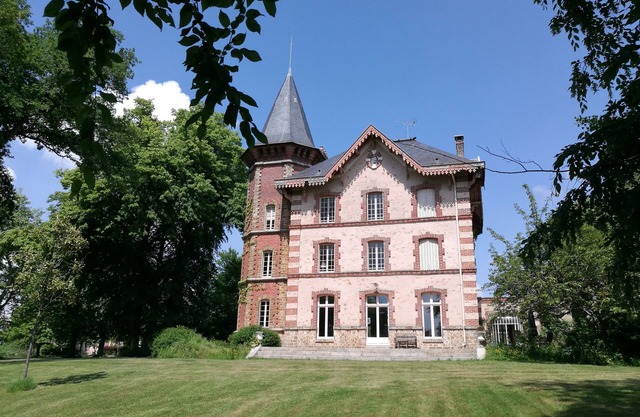Quiet Mimosa guest room in a 19th-century manor house with 5-hectare park