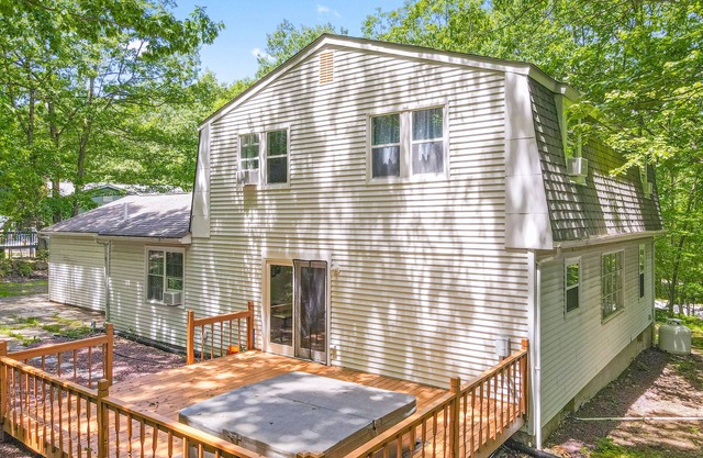 Quiet mountain home with deck, hot tub, pool table & Ping-Pong/air hockey