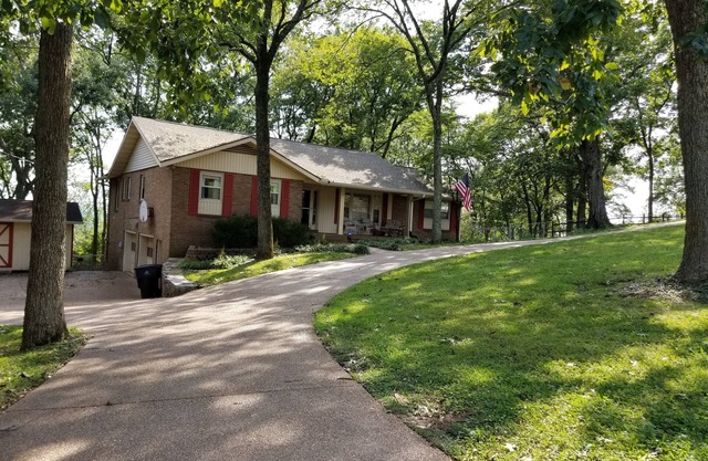 Quiet neighborhood, comfortable apartment, 10 miles from downtown Nashville