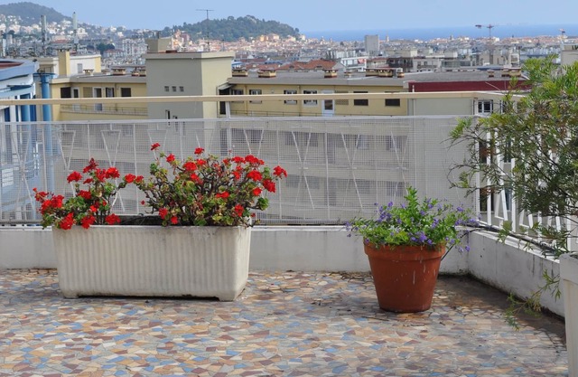 Quiet rooftop villa 2 min walk from the tram stop