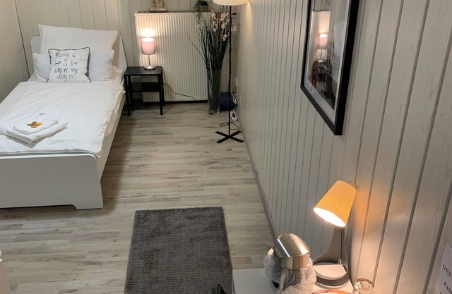 Quiet & spacious multi-bed room (2 single beds) in top location and parking lot