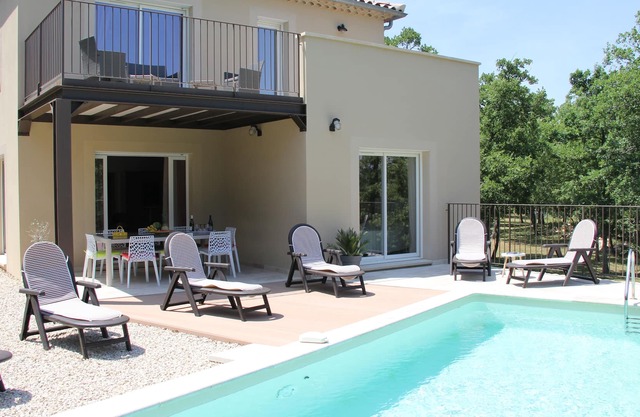Quiet spacious villa, bright, sunny, private pool overlooking the ventoux
