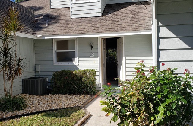 Quiet Townhouse Close to Shopping