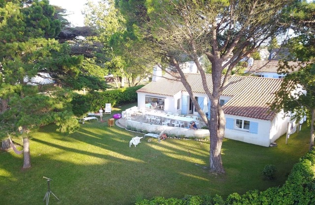 QUIMIAC FACING THE SEA TWO HOUSES 18 PEOPLE