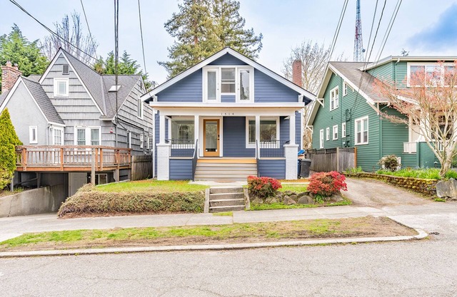 Quintessential Queen Anne charmer w/7Beds/4Baths