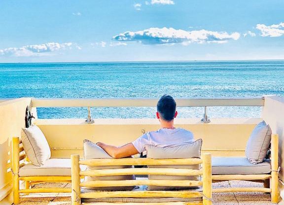 Résidence la Corniche appartement rénové de 66m2 pleine vue mer!