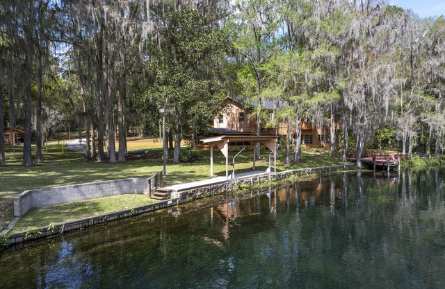 Rainbow River mid-century Estate Sleeps 22+ people and guarantees unlimited fun!
