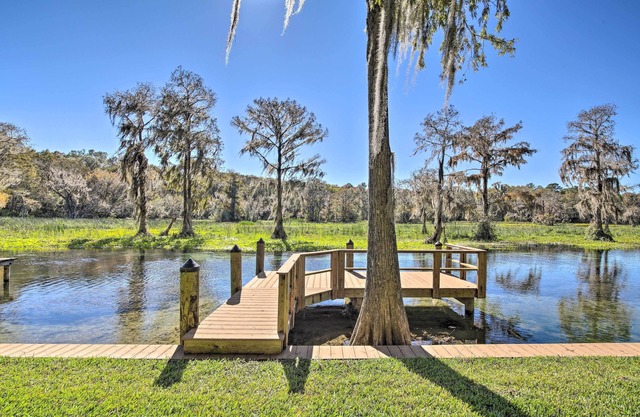 Rainbow River Oasis w/Kayaks + Furnished Sunroom!