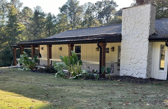 Ranch Style Home . Quietly , Only 15 min from the airport.