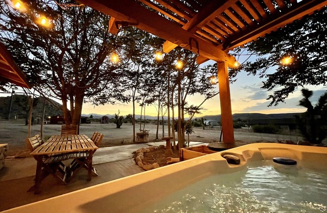 RANCHO PIONERA: 5 min stroll to Pappy’s + Pool + HotTub + Views