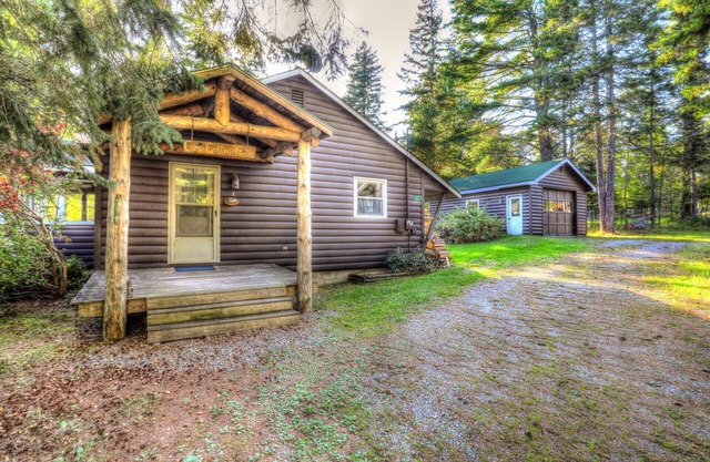 🐾Rangeley Manor 107 | Cute Pet Friendly Cabin with Shared Water Access on Rangeley Lake