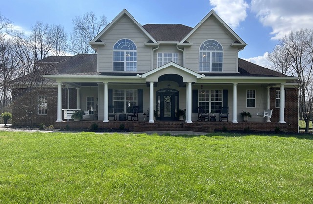 Rare 8-bedroom house in Columbia, TN. Minutes from Franklin. Pool and 12 acres