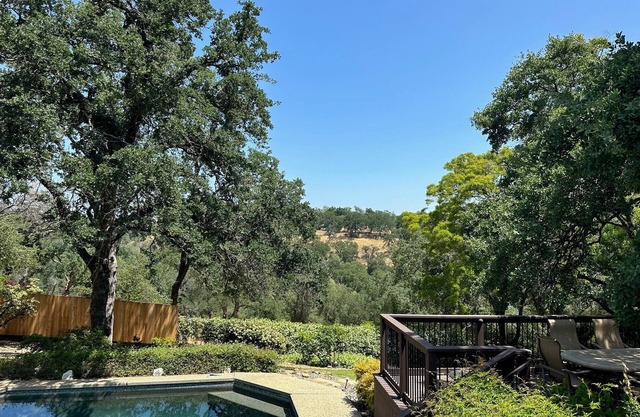 Rare Find! Yellow House Sanctuary on Hinkle Creek
