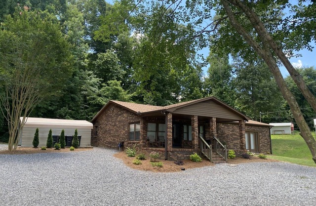 Recently Renovated Home w/private boathouse on main channel of Lake Guntersville