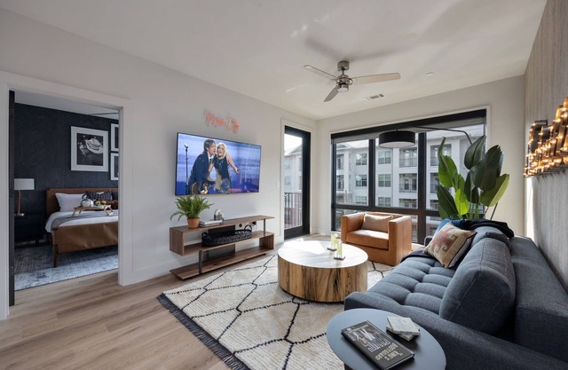 Records - 4 Units - Pool & Gym - Mins to Broadway