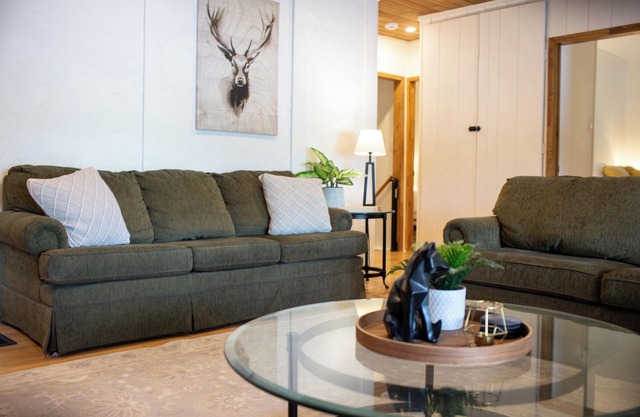Red Berry Lodge - Waterfront & Pet Friendly!