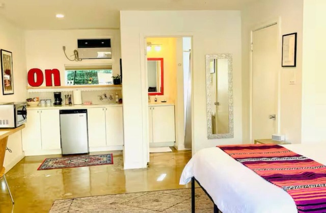 "Red Cactus Studio 1" Walkable Artsy Montrose Area in Hip Mid-town. Pet friendly