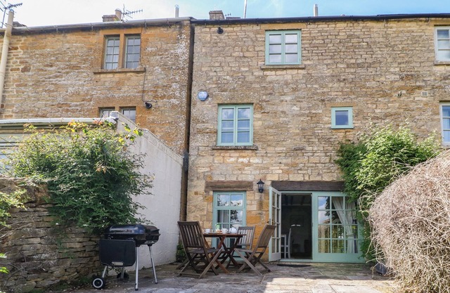 RED FAWN COTTAGE, pet friendly, character holiday cottage in Blockley