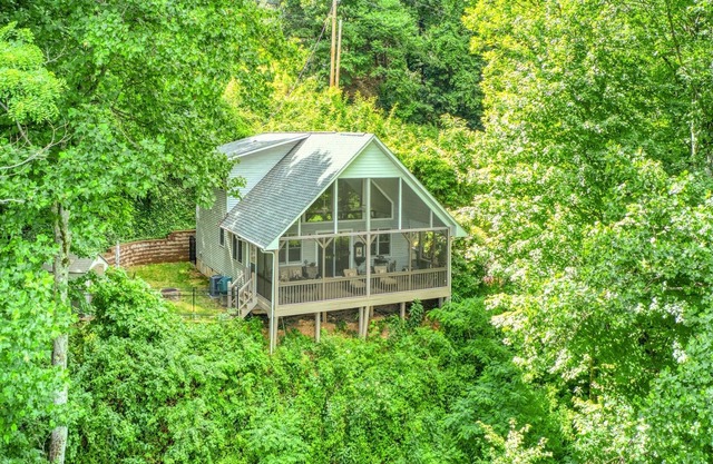 Red Maple Lookout- A Hidden Gem with Private Mountain Views!