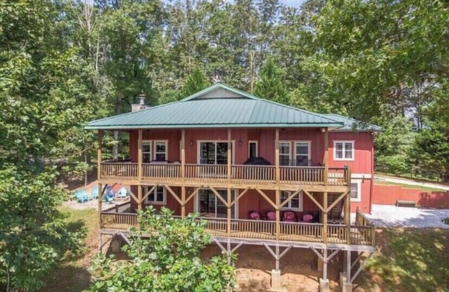Red Rooster Retreat,Hot Tub+game area+firepit & LRG deck w/amazing Mountain View