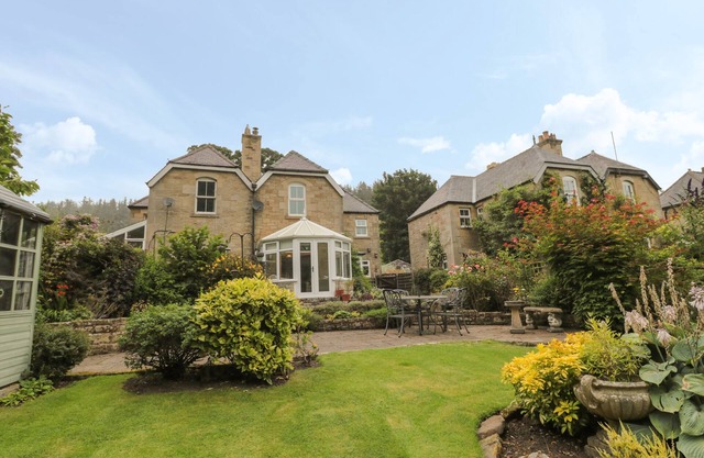 RED SQUIRREL COTTAGE, 5 BIDDLESTONE, family friendly in Rothbury