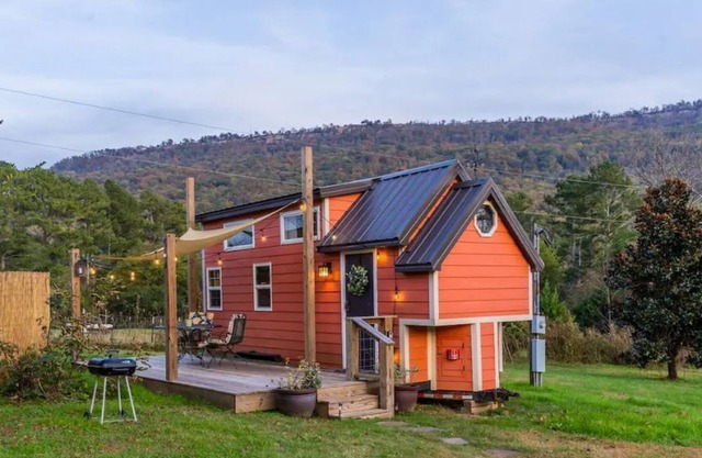 Redbud Tiny Home with a Hot Tub and Mountain Views