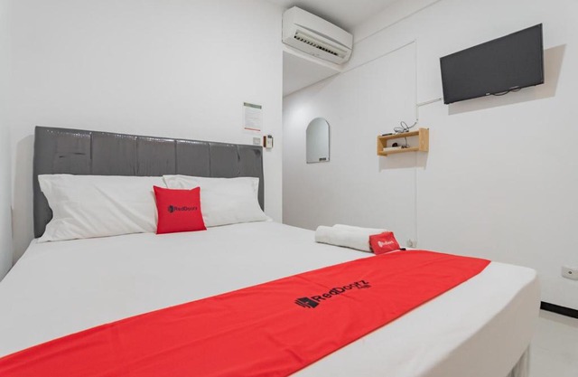 RedDoorz Syariah At Afifah Guest House near Bikasoga Sport Center