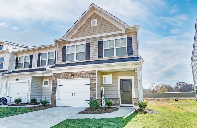 Reduced Price!!! - Just 5 mins. from Lake Norman - Community Pool - Fire pit - BBQ - Garage