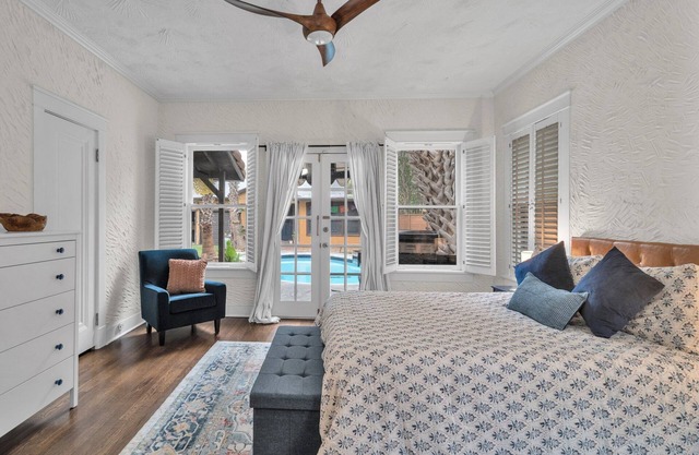 Reduced Rate! Relax by the Pool @ My Sister's Place w Detached 3rd BR/Media Room