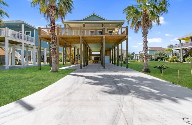 Reduced rate! The Wave of it All Tiki Bar Walk to the beach