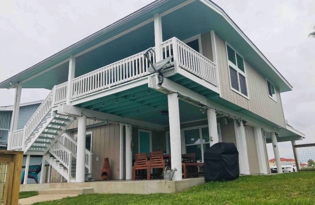 Reel’em Inn - a Waterfront Home on the Canal