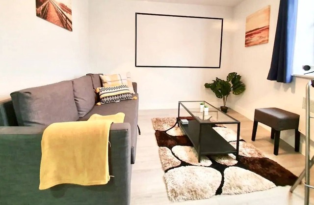 Ref.562💫Luxurious Flat, Parking, Near City & LFC