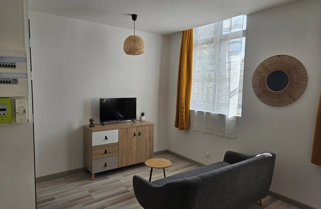 Refurbished 1-bedroom apartment