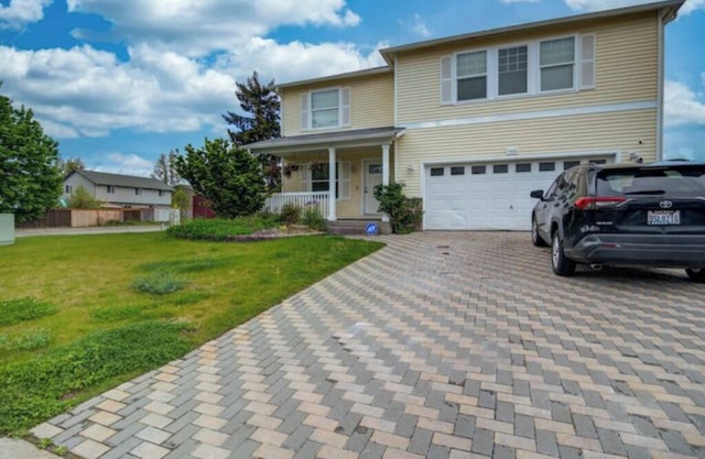 Rehoboth house n4 bedroom house, 2.5 bathrooms, kitchen, dining and living rooms