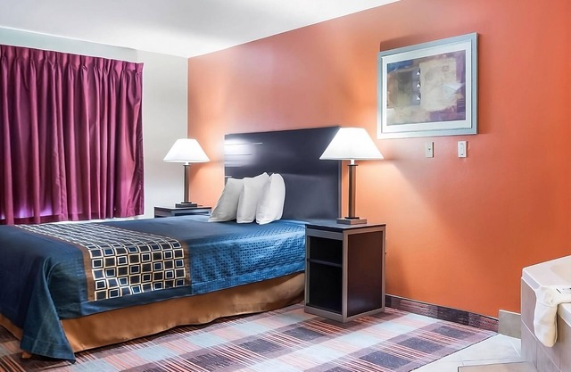 Relax and Recharge! Free Parking, Minutes to Heritage Park & River Line Park