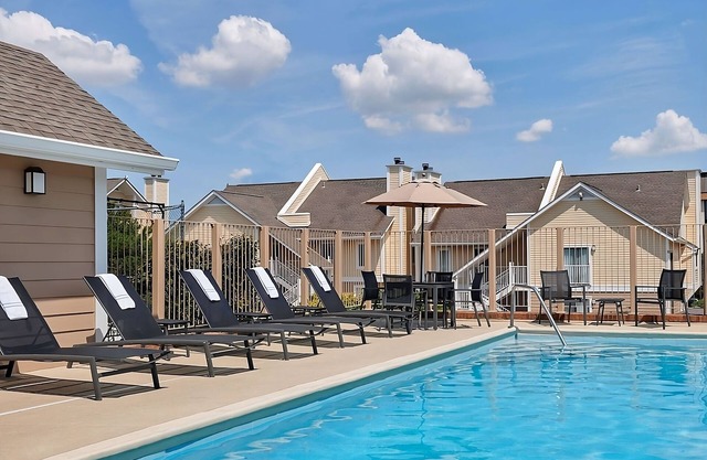 Relax and Unwind! Free Parking, Pets Allowed, Minutes to Walker Road Park