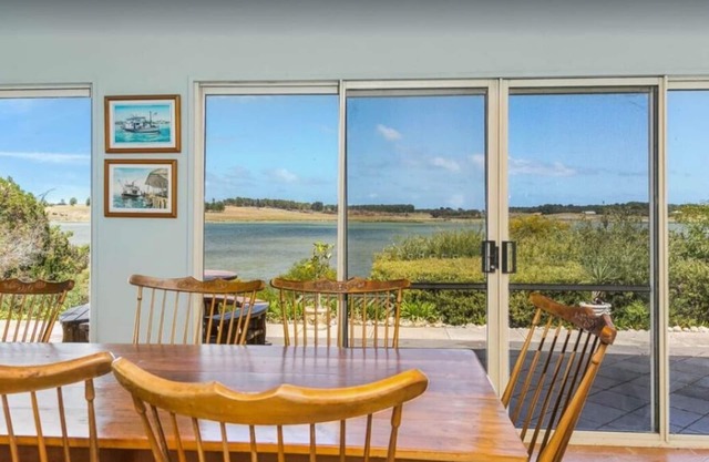 Relax at Clayton Bay - Water Front