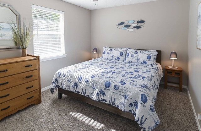 Relax at coastal home. King beds, huge backyard, office minutes to Beach & Mayo